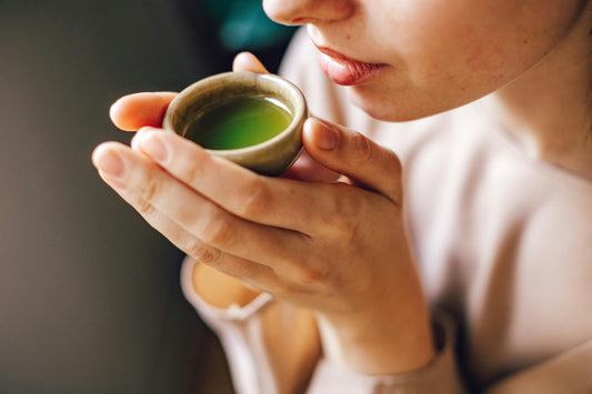 Mujer disfrutando una infusión en silencio al amanecer