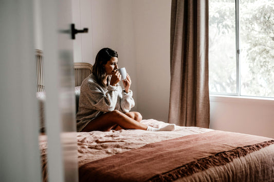 Mujer junto a una ventana, disfrutando del silencio.